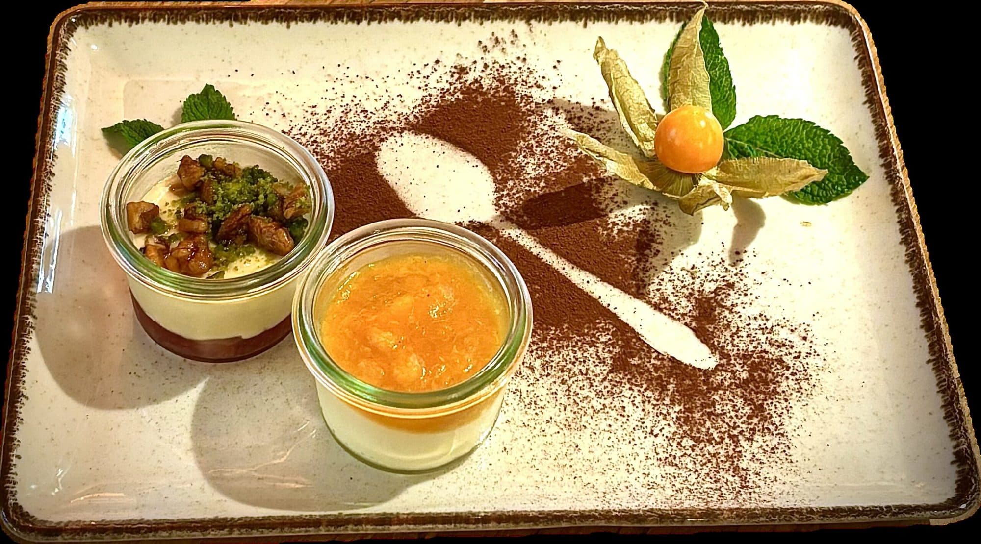 Dessert in Gläsern auf einem Schieferteller
