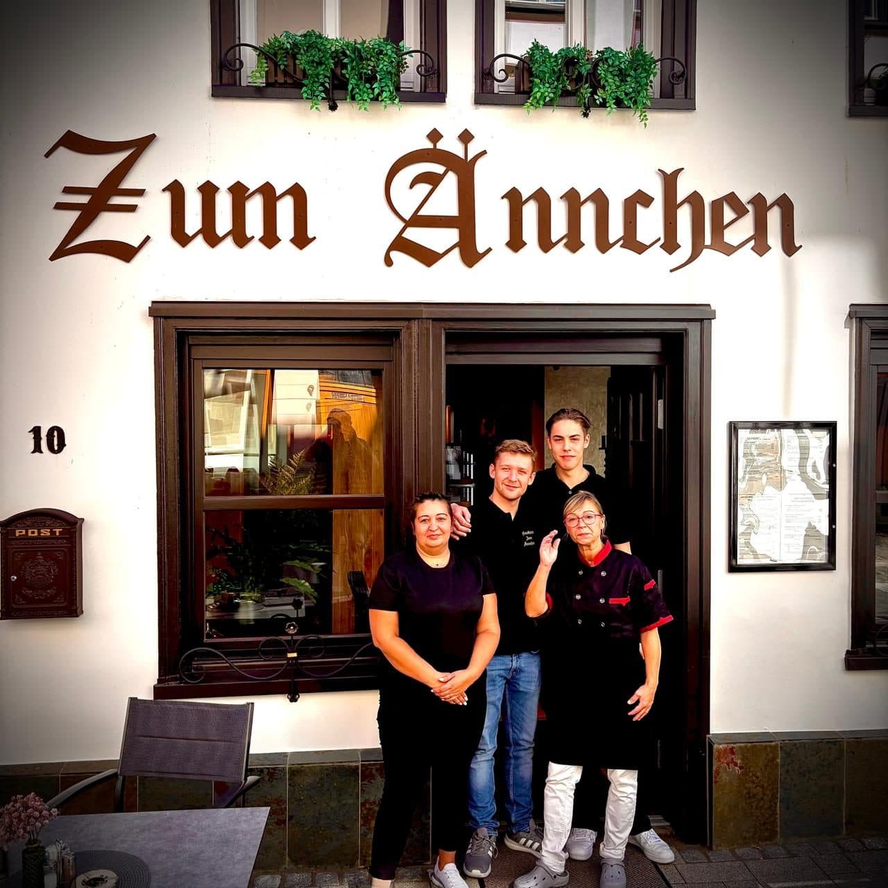 Die Fassade des Gasthauses mit dem Team in der Eingangstür