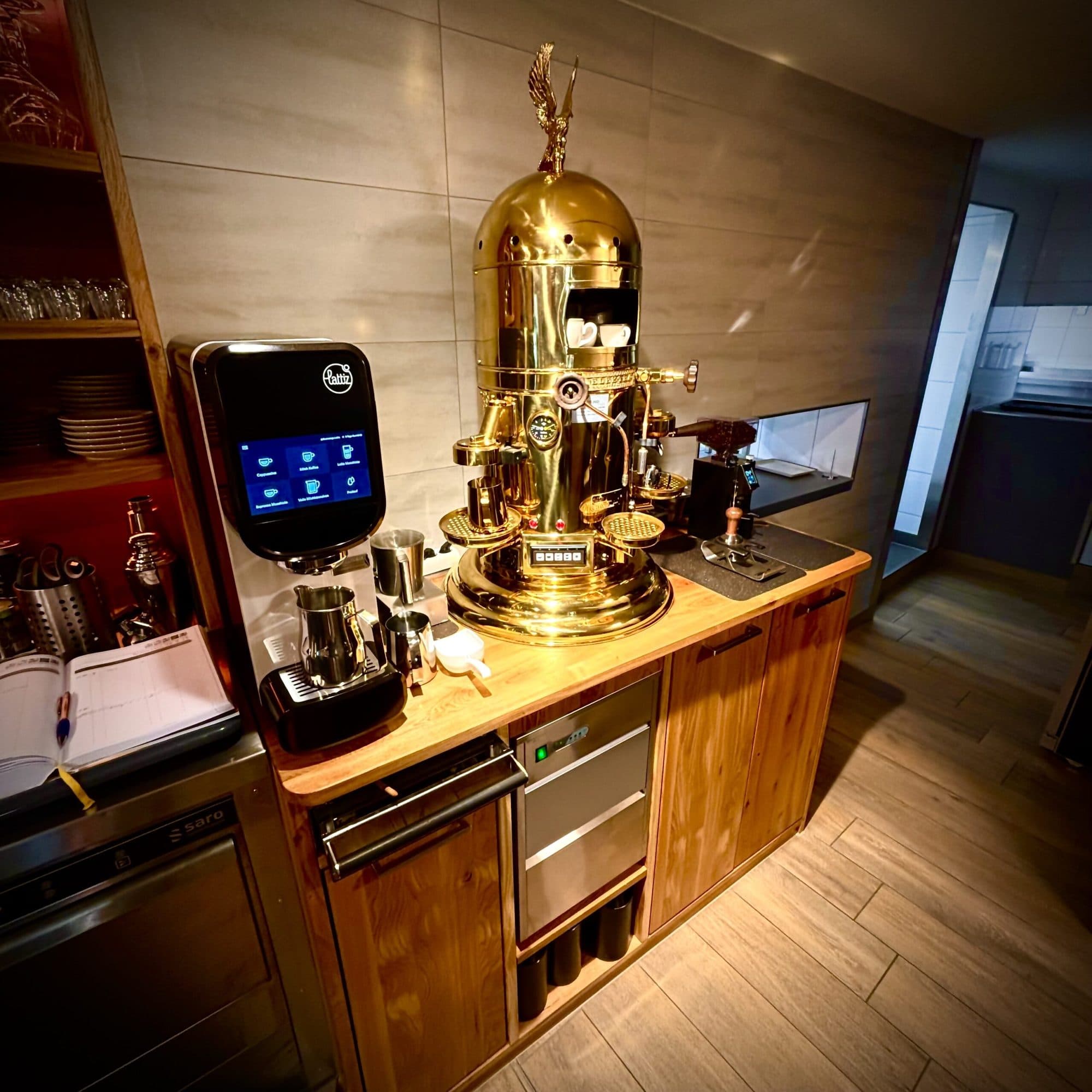 Die Theke mit der Kölsch-Zapfsäule aus Messing