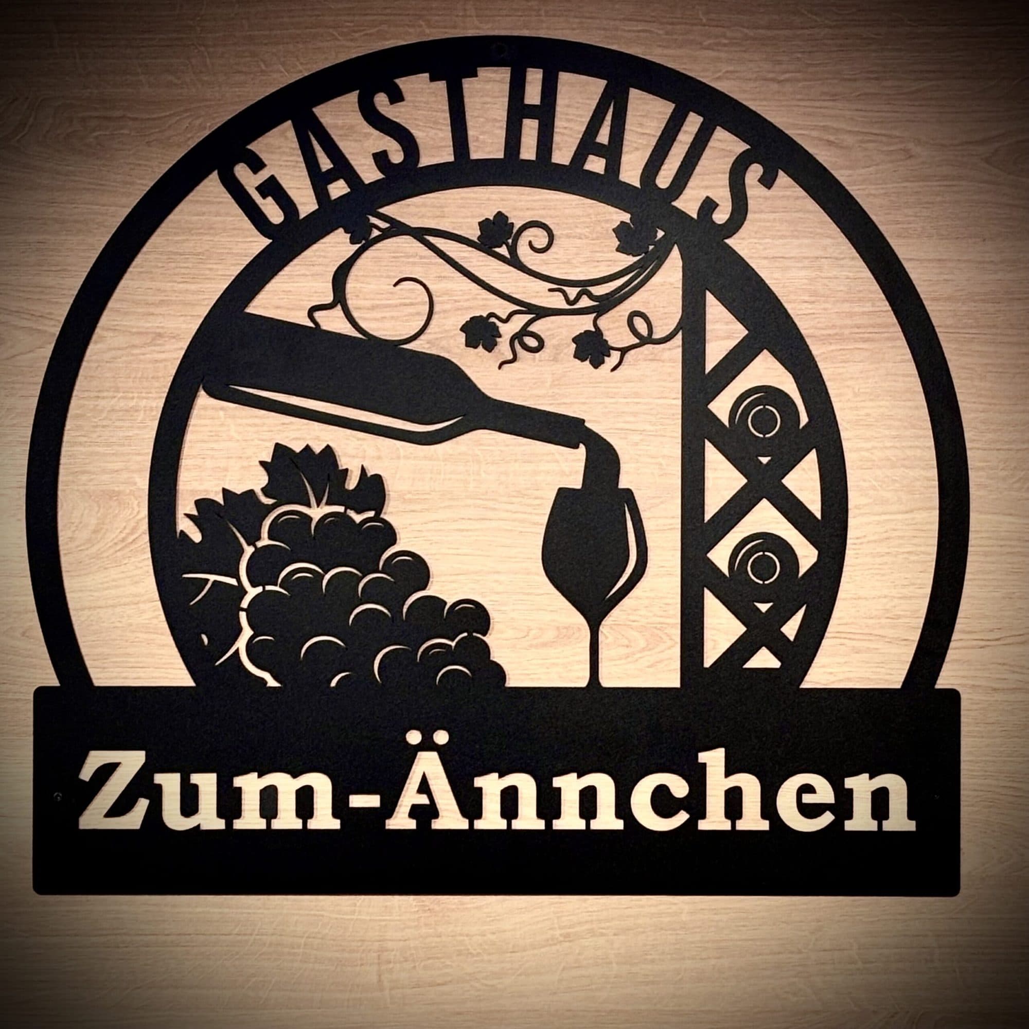Das geschmiedete Wirtshausschild mit Rebstock und Weinglas